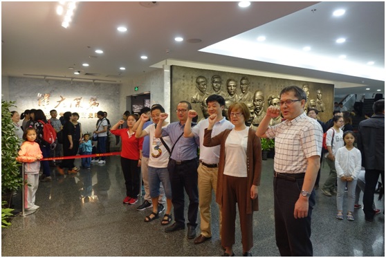 图3:713贵宾会检测线路教工党员一起面对党旗庄严宣誓